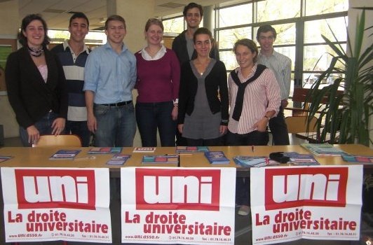 Image Les sections de l’UNI font remplir la consultation sur le Grand emprunt