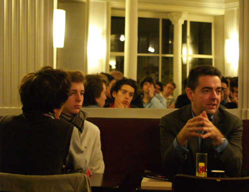 Image Café politique avec un journaliste du Figaro