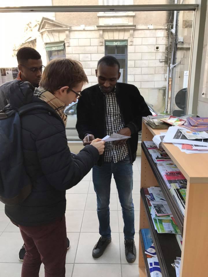 Image L’UNI Poitiers fait signer sa pétition pour sauver les APL