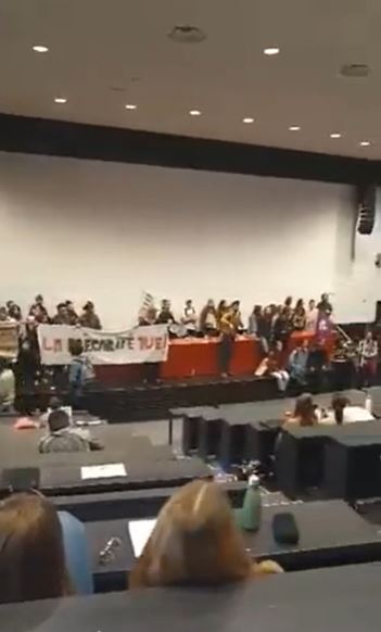 Image L’UNEF s’introduit dans l’amphi Portalis pour interrompre le cours
