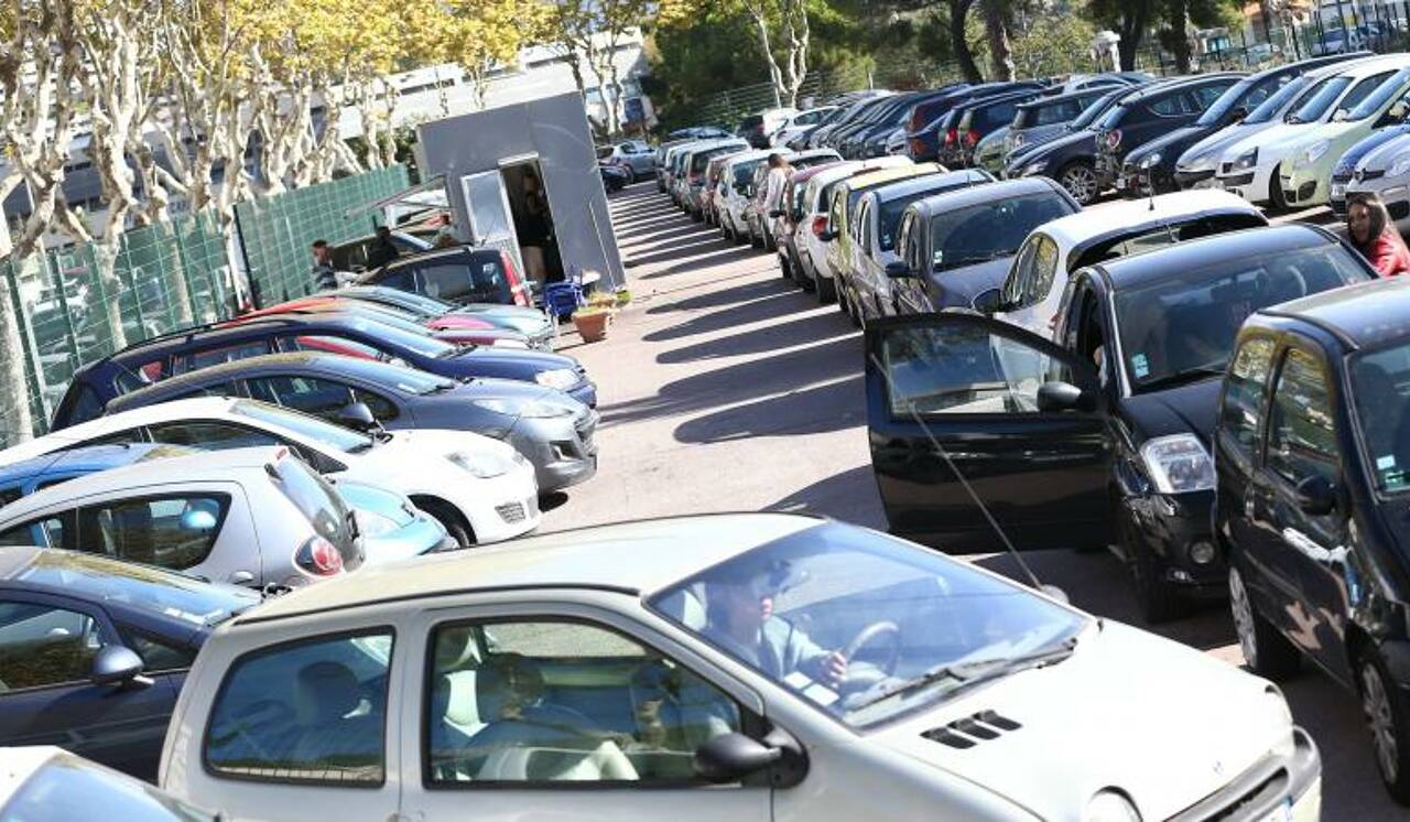 Image Exigeons des places de parking pour les étudiants de Carlone !