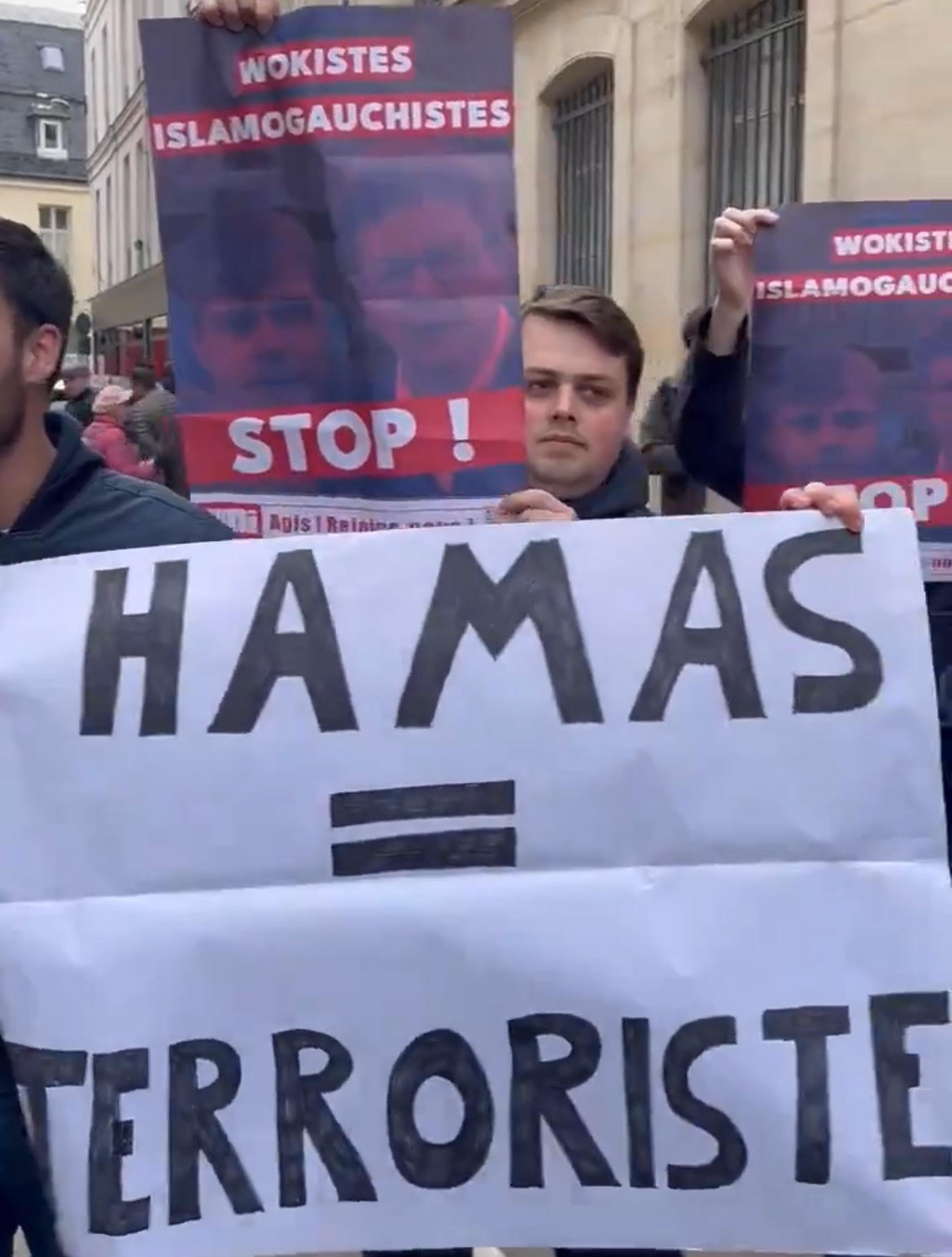 Image L’UNI devant Sciences Po pour dénoncer la venue de Jean-Luc Mélenchon