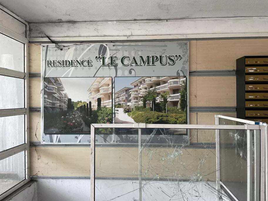 Image Squat d’une résidence étudiante organisé par des réseaux mafieux et clandestins sur fond de trafic de drogue au détriment des étudiants privés de logement
